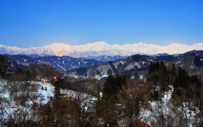 厳冬の北アルプス。真っ白な雪山が輝きます。