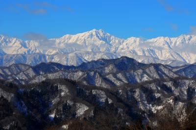 日本百名山の鹿島槍ヶ岳。手前の山々が新緑や紅葉の時期は美しい光景に。