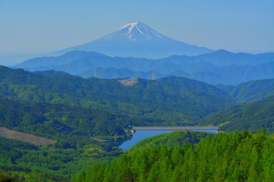 ダム湖と富士山| 大菩薩嶺から見た上日川ダムと稜線の美しい富士山