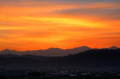 夕焼け空と北アルプスのシルエット。左から蓮華岳、爺ヶ岳、鹿島槍ヶ岳、五竜岳。
