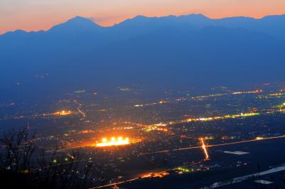 日没後シルエットになった北アルプス。ほんのりと空が紅く色付きました。光城山からは常念岳の右に槍ヶ岳の頭が見えます。