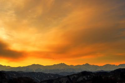 北アルプス後立山連峰に夕陽が沈み、西の空が夕焼け色に染まっていきました。