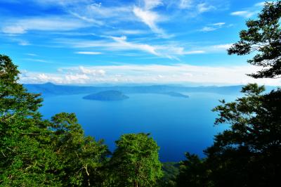 御鼻部山展望台| 爽快な青空色を映し出す湖面。