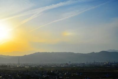 西に傾いた太陽の右側に出現した虹色現象の幻日。上空の空気が湿っていたので何本も飛行機雲ができていました。