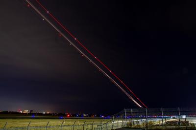 仙台空港周辺から離着陸する飛行機の光跡を撮影することができます。