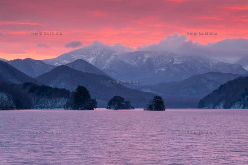 秋元湖 裏磐梯三湖のひとつで真っ赤に燃える朝焼けが美しい ピクスポット 絶景 風景写真 撮影スポット 撮影ガイド カメラの使い方