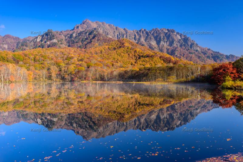 戸隠 鏡池 撮影ガイド 戸隠山と紅葉のシンメトリー ピクスポット 絶景 風景写真 撮影スポット 撮影ガイド カメラの使い方