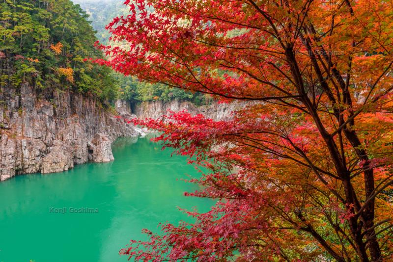 瀞峡 三県境にまたがる風光明媚な大峡谷 巨岩 奇岩とエメラルドグリーンの流れ ピクスポット 絶景 風景写真 撮影スポット 撮影ガイド カメラの使い方