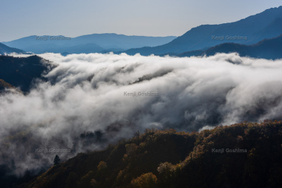 枝折峠 奥只見湖の雲海が稜線から流れ落ちる滝雲絶景 ピクスポット 絶景 風景写真 撮影スポット 撮影ガイド カメラの使い方